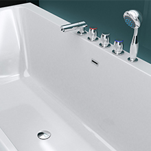 baignoire avec ensemble de robinets