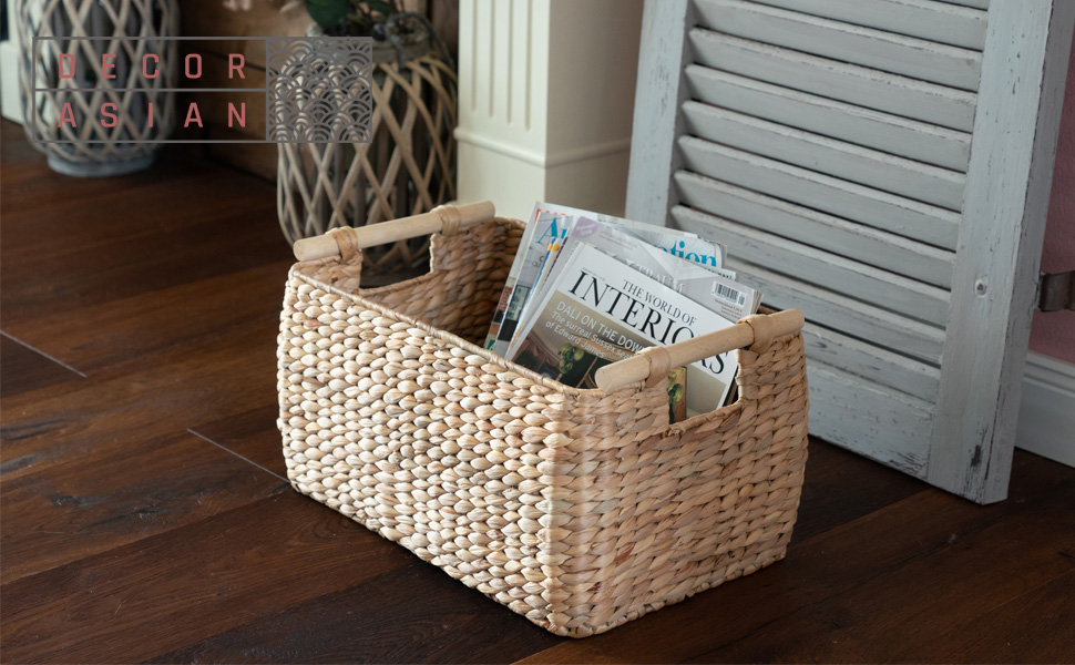 Panier de rangement avec poignée décorative en bois.