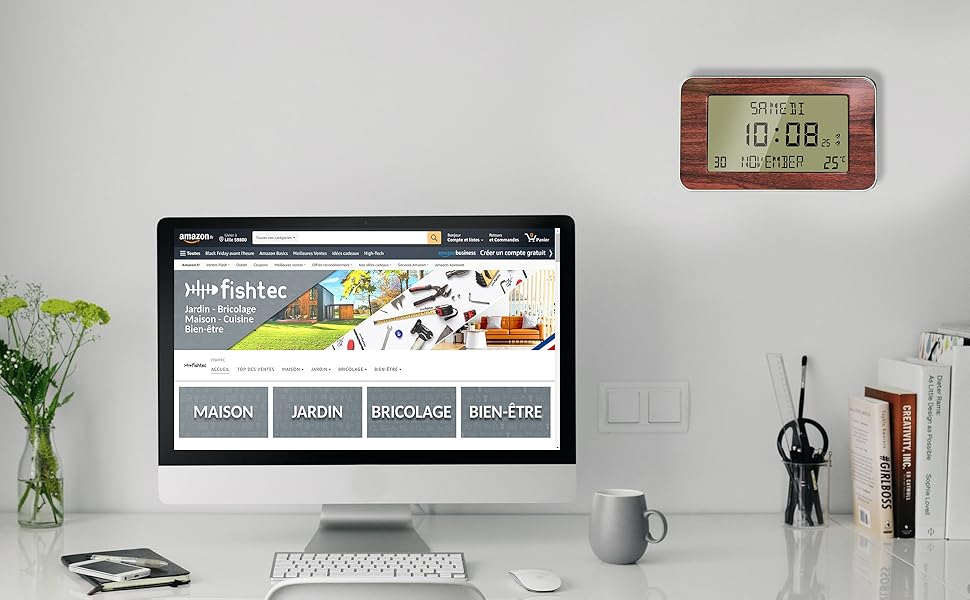 Horloge Réveil Numérique Murale Radio pilotée - Calendrier Date Jour et Heure - dans un Bureau 